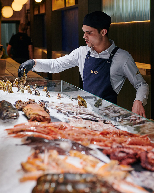 Mostrador de pescados donde comprar Rape fresco en Barcelona para degustar al momento. Chao Pescao Seafood.