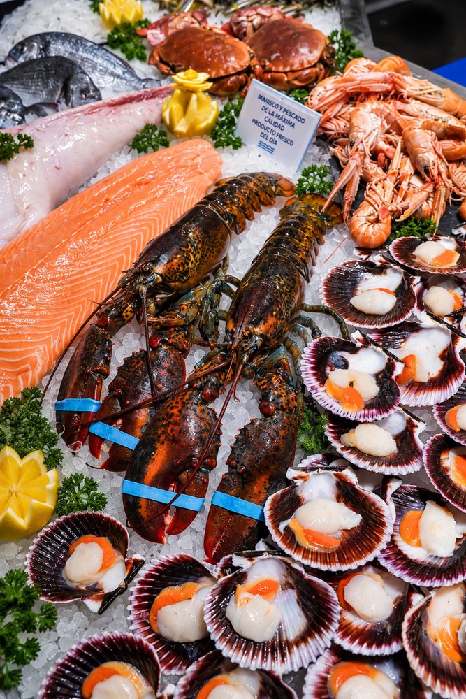 Qué lleva una mariscada: bogavante, cigalas, zamburiñas y pescado fresco en el expositor de lonja de Chao Pescao