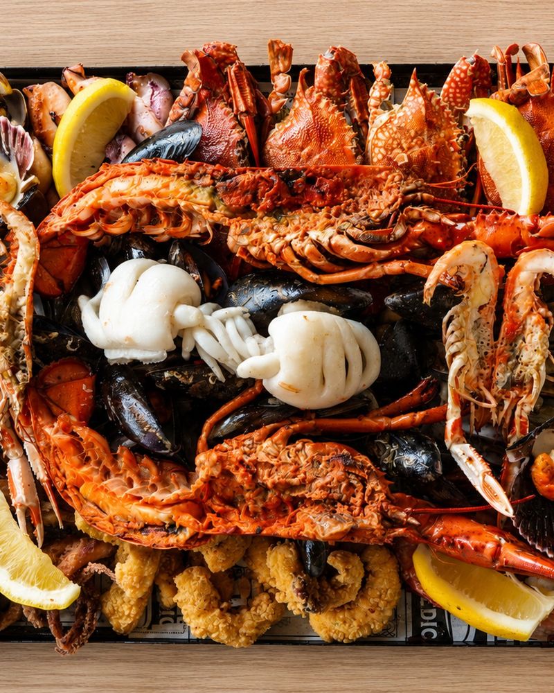 Bandeja de mariscada con cangrejos, cigalas, mejillones y calamar en Chao Pescao