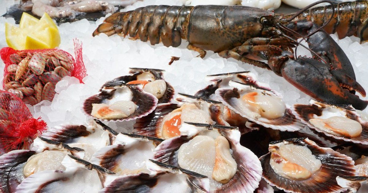 Bogavante y zamburiñas sobre hielo en la lonja de Chao Pescao, en Barcelona
